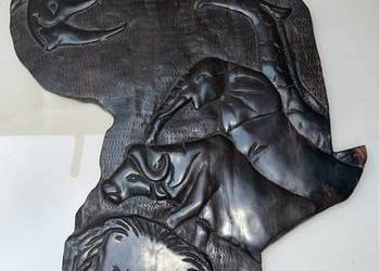 Afrykańska mapa. Płaskorzeźba z drewna.  Lew i żyrafa, bbawol i słoń i noso