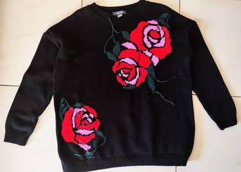 Czarny sweterek, róze wzór M