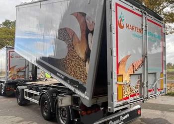 Przyczepa do sruty peletu paszy z wydmuchem