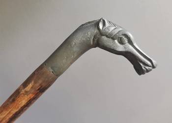 Stara laska z okuciem , rękojeścią głowa konia