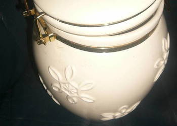 Biały zamykany pojemnik ceramiczny stary
