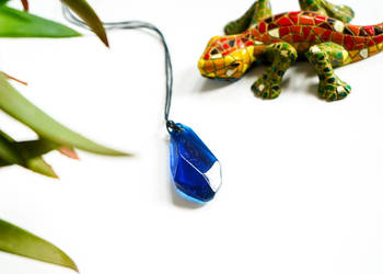 Granatowy wisiorek w kształcie kryształu handmade niebieski Granatowy wisiorek w kształcie kryształu handmade niebieski