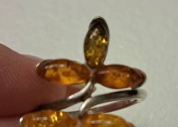 Pierścionek srebrny z bursztynami