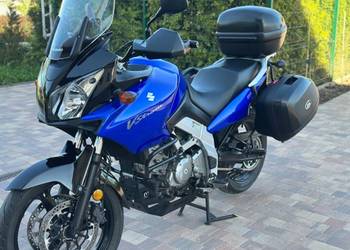 Suzuki Dl650 Vstrom doinwestowany z dużą liczbą dodatków.