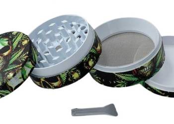 Grinder Młynek do Tytoniu Czaszka Otoczona Liśćmi Konopi i Pąkami