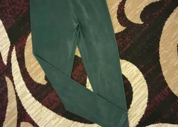 Legginsy prążkowane elastyczne i dopasowane