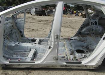 PRÓG SŁUPEK LEWY BOK 070 TOYOTA PRIUS III LIFT