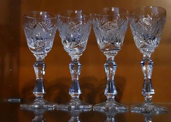 Kryształowe kieliszki do serwowania alkoholi wysokoprocentowych, takich jak
