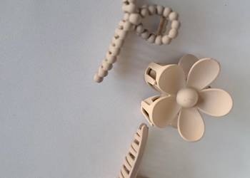 3 nowe beżowe spinki do włosów długość 2 szt. 11 cm, kwiatek 6 cm