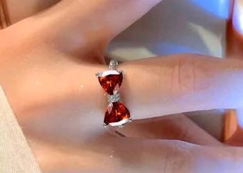 Pierścionek z czerwoną kokardą