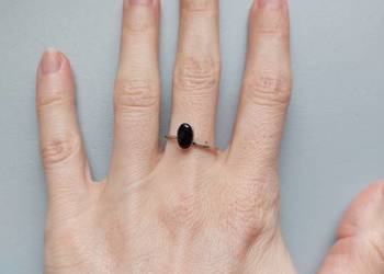 pierścionek z czarnym oczkiem, 16 mm, minimalistyczny