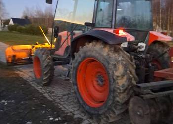 Ciągnik Kubota z pługiem