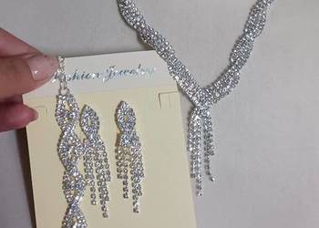 Komplet biżuterii w kolorze srebra