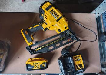 DeWalt gwoździarka DCN660 18V 5Ah XR BL walizka na kółkach