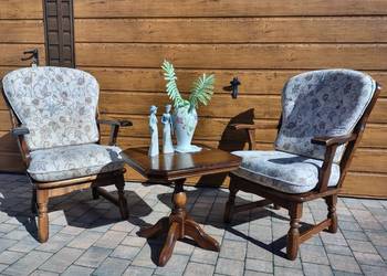 dwa piękne fotele na dębowym stelażu