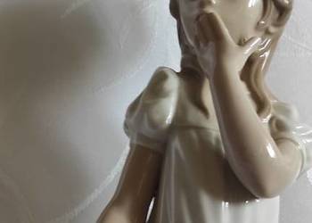 Figurka NAO autorstwa Lladro, przedstawiająca młodą dziewczynę