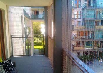 Siatka na balkon dla kota montaż BEZINWAZYJNY Warszawa Montaż Siatek Balkon