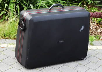 Walizka podróżna typu hardcase, wykonana z tworzywa sztucznego
