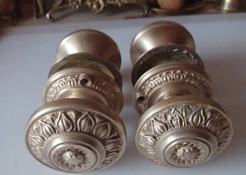 Klamki, gałki mosiężne, obrotowe.