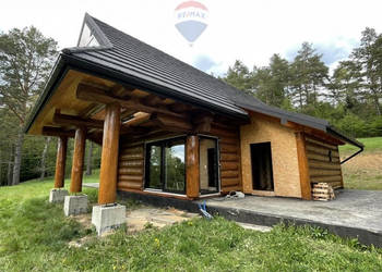 Dom z bali w sercu Bieszczad – surowy stan, ogromn