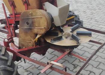 Rozsiewacz kos na pas do wapna lub nawozów może służyć też jako piaskarka