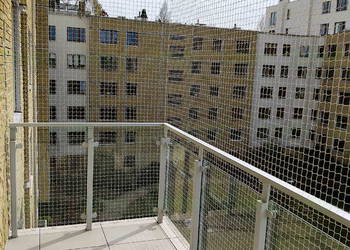 Montowanie siatek na balkon przed gołębiami Warszawa Siatka na balkon