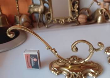 Duży, stylowy, mosiężny wieszak.