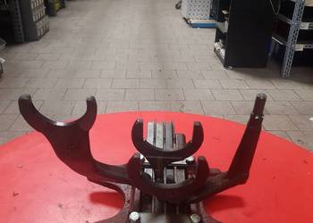 501702080 Korpus z widełkami MTZ PRONNAR