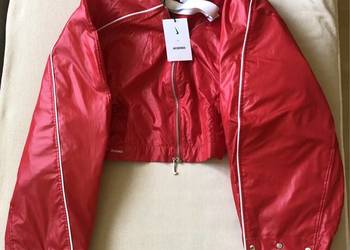 Czerwona kurtka z kolaboracji Nike x Jacquemus