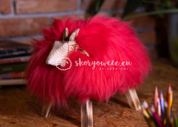 Krzesło, baranek dekoracyjny czerwony