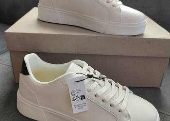 Nowe buty w kolorze białym