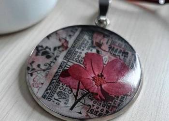 Naszyjnik z wisiorkiem z żywicy z motywem czerwonych kwiatów