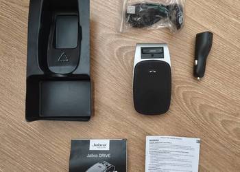 Samochodowy zestaw głośnomówiący JABRA Drive, model HFS004.