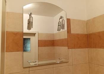 Lustro ok 80 cm x 60 cm z oświetleniem i półeczką
