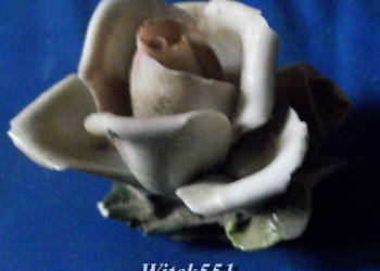 PORCELANOWY KOLOROWY - MATOWY MAŁY KWIATUSZEK.