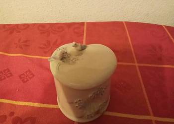 Porcelanowe puzderko z gołąbkami. Vintage. Wyprodukowano w Hiszpanii