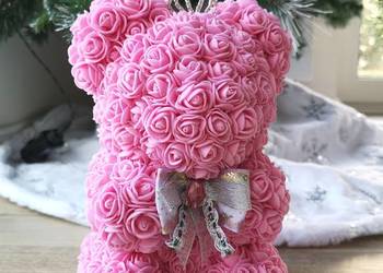 Miś z róż piankowych różowy wys. 23 cm