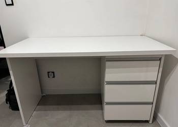 Białe duże biurko