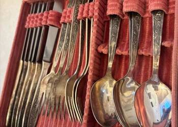 Zestaw zabytkowych sztućców w oryginalnym pudełku – komplet kolekcjonerski