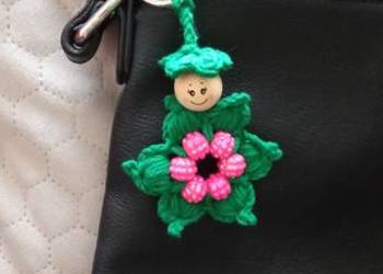 Brelok do kluczy wykonany na szydełku