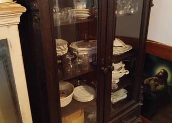 Stara zabytkowa witryna biblioteczka Stara zabytkowa witryna biblioteczka