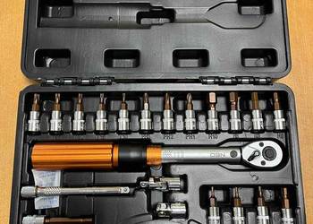 Klucz dynamometryczny NEO Tools 08-821 – Zestaw 21 elementów
