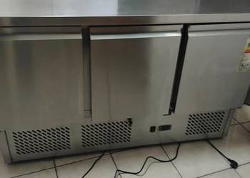 Sprzedam profesjonalny stół chłodniczy 3-drzwiowy ze stali nierdzewnej.