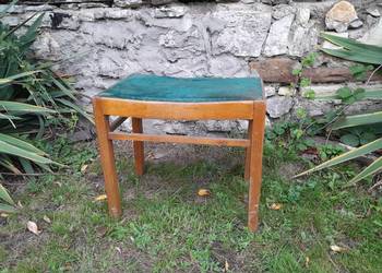 Stary drewniany tapicerowany taboret podnóżek zabytek retro vintage
