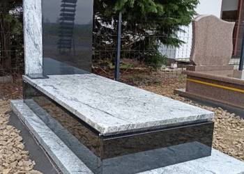 Nagrobki granitowe oraz kostka wokół grobu