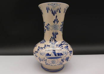 Porcelanowy wazon w stylu Delft Blue.