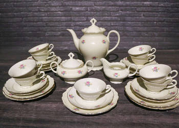 Elegancki serwis kawowy w klasycznym stylu Elegancki serwis kawowy w klasycznym stylu