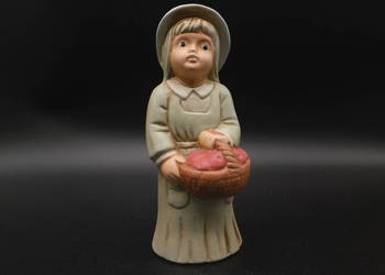 Ceramiczna figurka przedstawiająca dziewczynkę z koszem pełnym grzybów