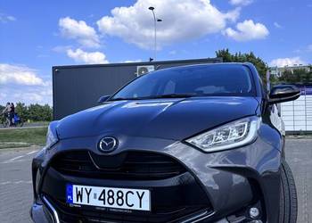 Mazda 2 Hybrid jak Toyota Yaris