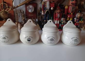 Cztery ceramiczne, kuchenne pojemniki.
